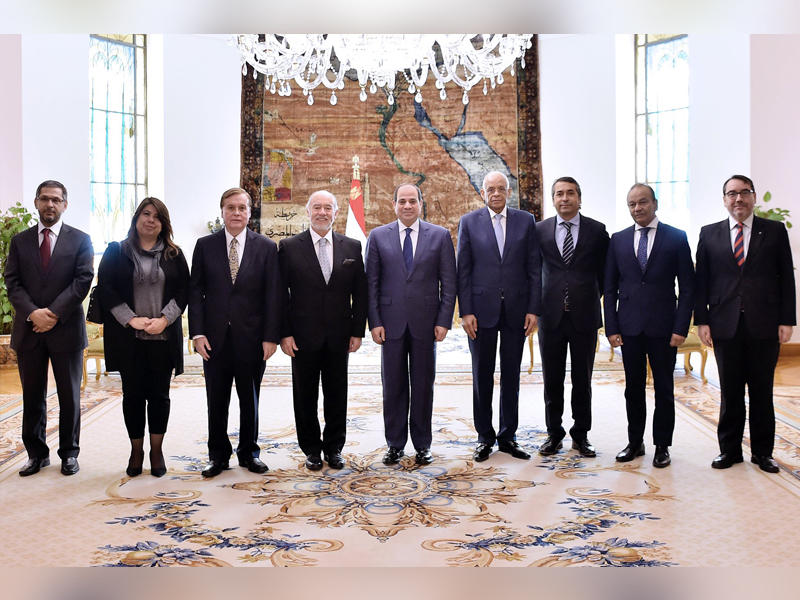 السيسي مستقبلاً رئيس مجلس النواب التشيلي إيفان فلوريس في القاهرة أمس (رئاسة الجمهورية)