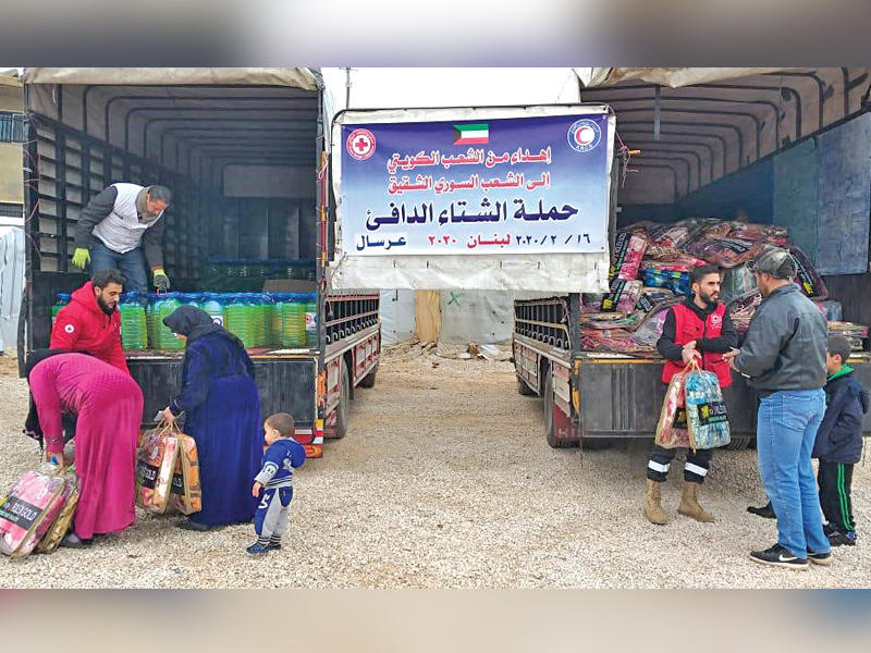 جانب من تقديم المساعدات الإنسانية في «عرسال» اللبنانية