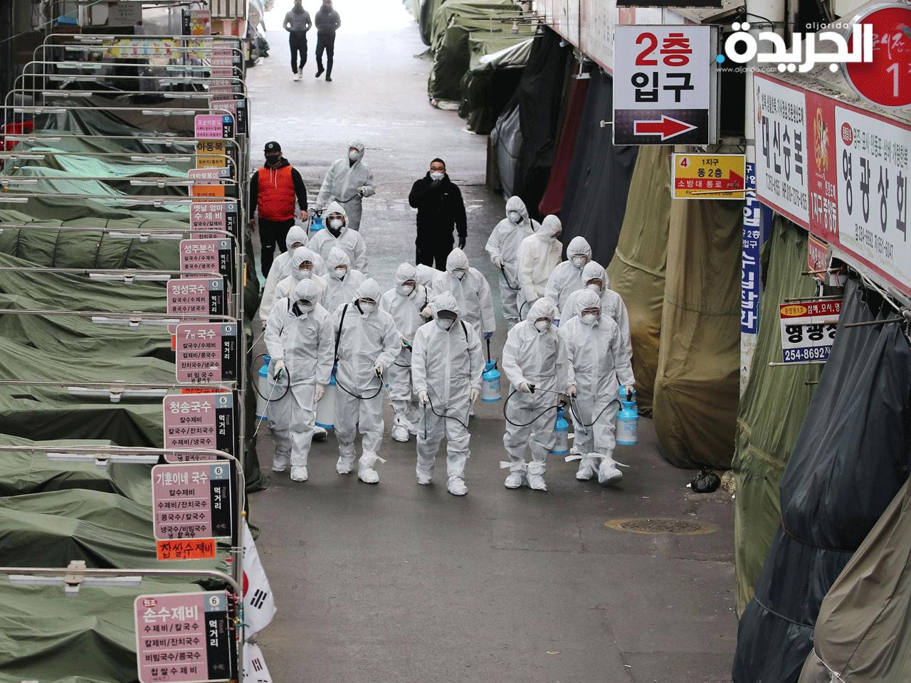 فريق طبي يعقم أحد الأسواق في الصين 