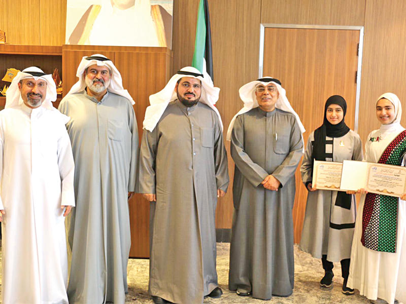 الوكيل المساعد للتنمية التربوية والأنشطة فيصل المقصيد مستقبلاً طالبتين من المشاركين في مسابقة التحدث باللغة العربية