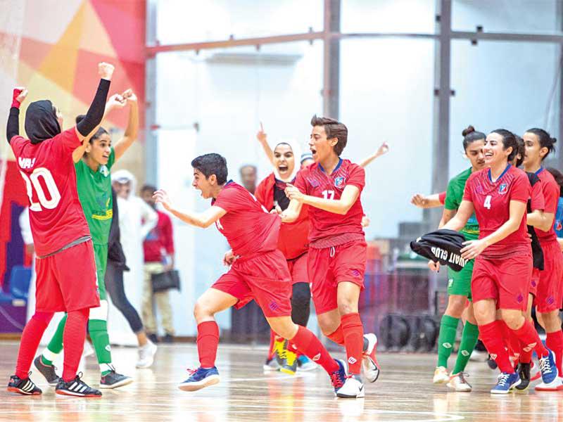 فرحة لاعبات الكويت بلقب بطولة دوري كرة الصالات لكرة القدم النسائية