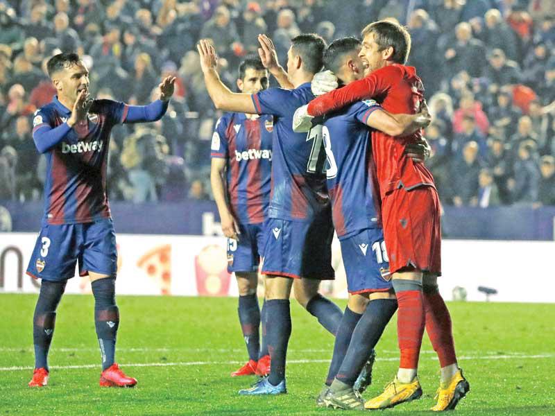 فرحة لاعبي ليفانتي بعد الفوز على ريال مدريد