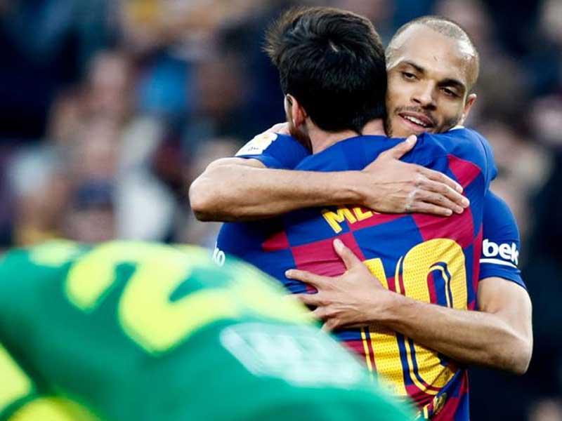 ليونيل ميسي يحتضن المهاجم الدنماركي مارتين برايثوايت 