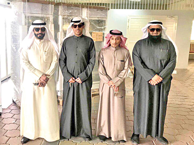 مسؤولو تعاونية الجهراء أمام إحدى الثلاجات بمقبرة الجهراء 