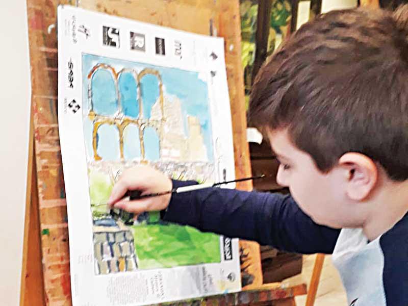 الطالب روي ماروني من المدرسة الأرمنية يرسم لوحة تاريخية للحضارة اللبنانية
