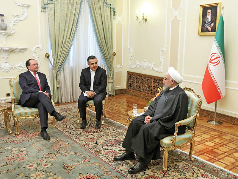 روحاني مستقبلاً شالنبيرغ في طهران أمس  (إرنا)
