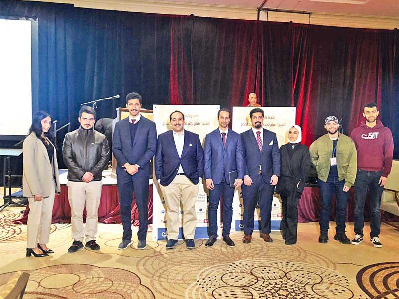 وكيل الديوان الأميري لشؤون الأسرة الحاكمة الشيخ صباح الناصر يتوسط عددا من الطلبة خلال ملتقى منظمة الطلبة الكويتيين بجامعة تمبل في فيلادلفيا بالولايات المتحدة الأميركية 