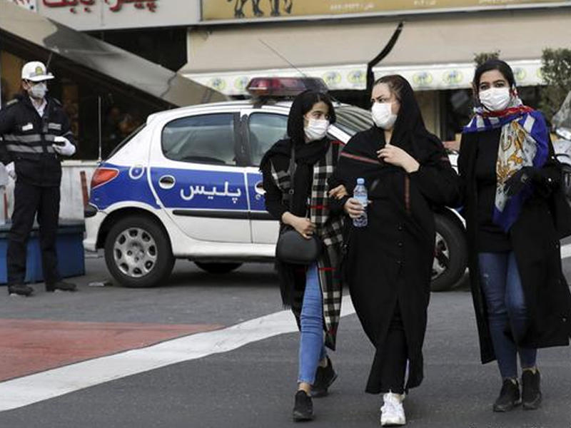 مرور فتيات من إحدى نقاط التفتيش للشرطة الإرانية في طهران