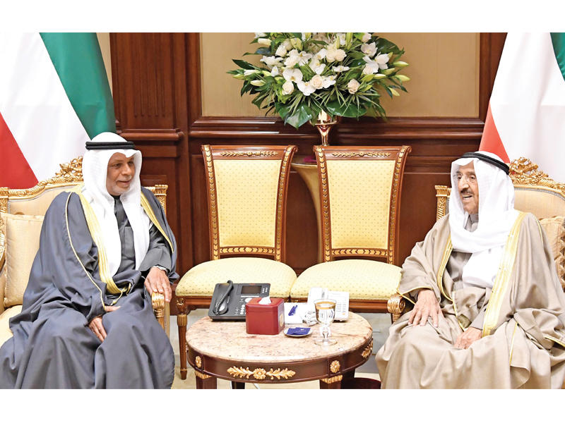 صاحب السمو أمير البلاد الشيخ صباح الأحمد مستقبلاً رئيس المجلس الأعلى للقضاء رئيس محكمة التمييز، رئيس المحكمة الدستورية المستشار يوسف المطاوعة أمس