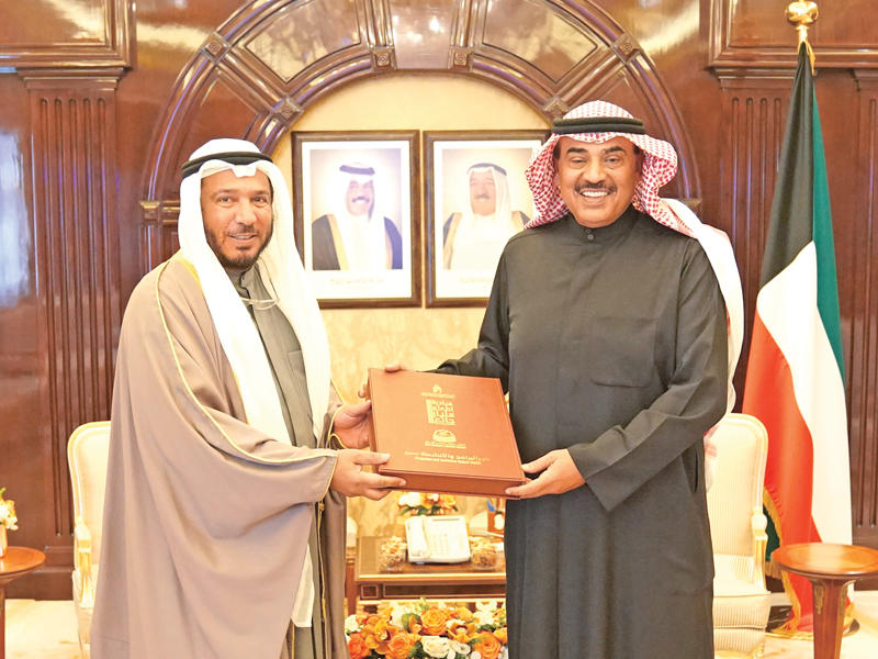 رئيس مجلس الوزراء سمو الشيخ صباح الخالد مستقبلاً رئيس الهيئة الخيرية الإسلامية العالمية المستشار الخاص للأمين العام للأمم المتحدة، المستشار في الديوان الأميري، د. عبدالله المعتوق أمس