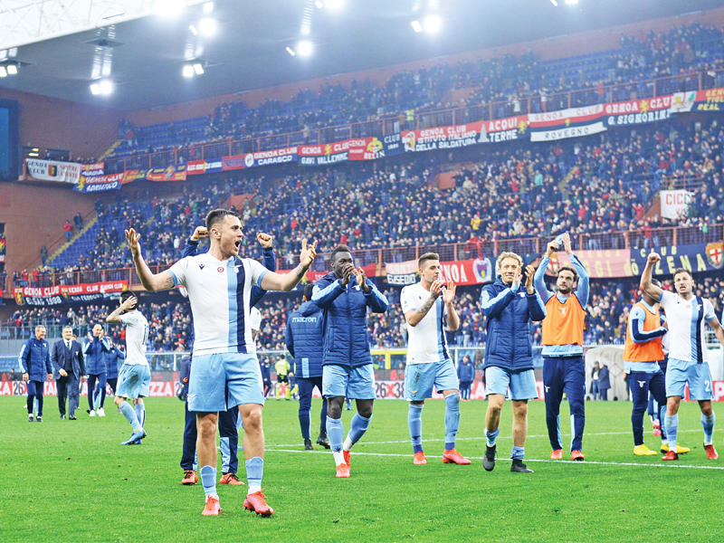 فرحة لاعبي لاتسيو بعد الفوز على جنوى