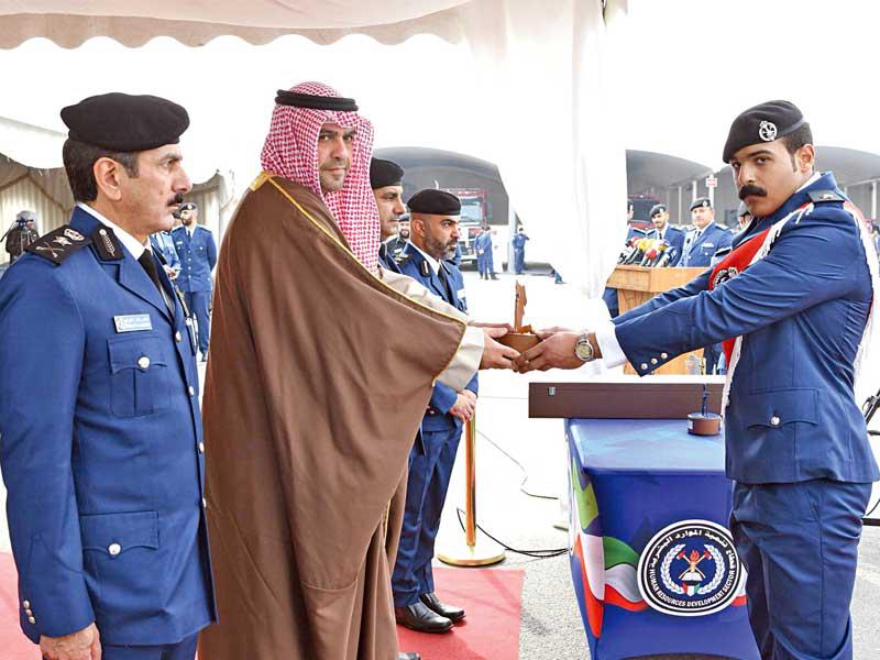 ‬نائب‭ ‬رئيس‭ ‬مجلس‭ ‬الوزراء وزير‭ ‬الداخلية وزير الدولة ‬لشؤون‭ ‬مجلس‭ ‬الوزراء أنس‭ ‬الصالح يسلم أحد الخريجين شهادته بحضور المدير العام‭ ‬للإدارة‭ ‬العامة‭ ‬للإطفاء‭ ‬الفريق‭ ‬خالد‭ ‬‬المكراد‭ 