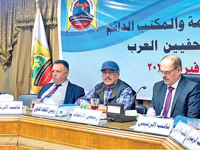 نائب رئيس اتحاد الصحافيين العرب عدنان الراشد خلال الاجتماع 