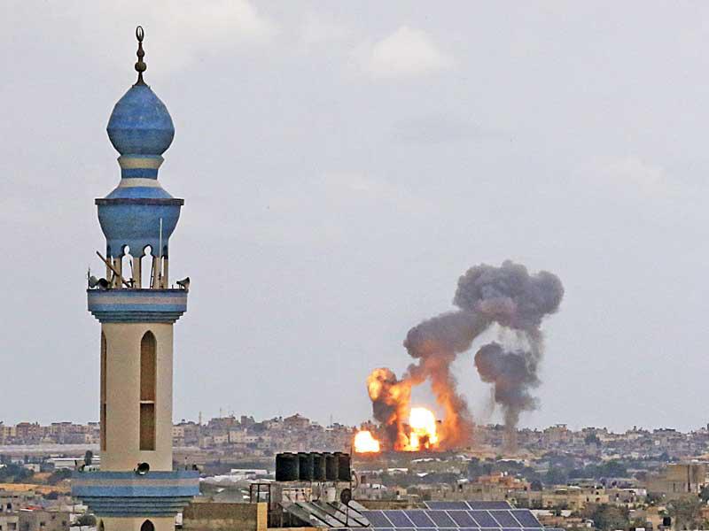 النيران تشتعل في موقع قصفته إسرائيل أمس في خان يونس جنوب غزة (أ ف ب)