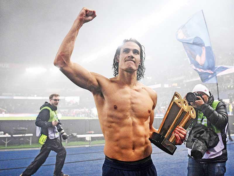 كافاني يحمل جائزة أول لاعب يصل إلى 200 هدف مع باريس سان جرمان