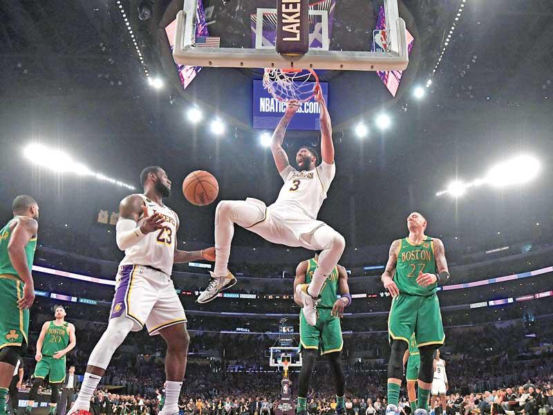 ديفيس نجم ليكرز يسجل في سلة سلتيكس