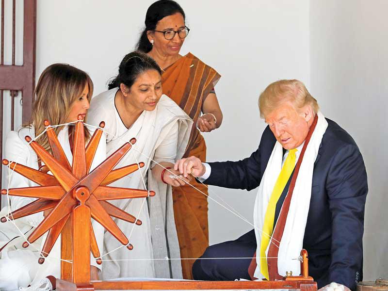 ترامب وميلانيا يتعلمان غزل الصوف على آلة «شارخا» القديمة في أحمد آباد أمسt(رويترز)