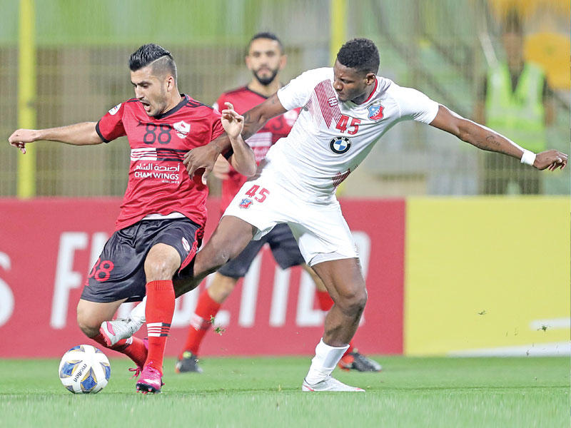 جمعة سعيد يحاول الاستحواذ على الكرة من امام سعيد البيرو (ا ف ب)