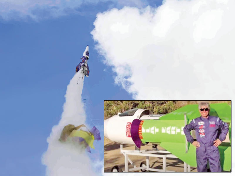 تجربة الصاروخ وفي إطار الصور مايك هيوز صاحب التجربة