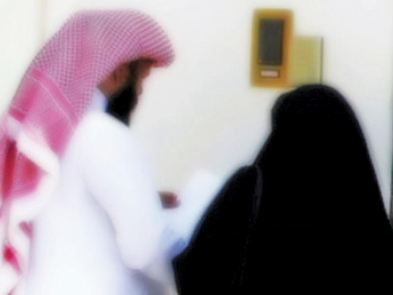 قاضٍ يطلقها من زوجها ويأخذها مسياراً