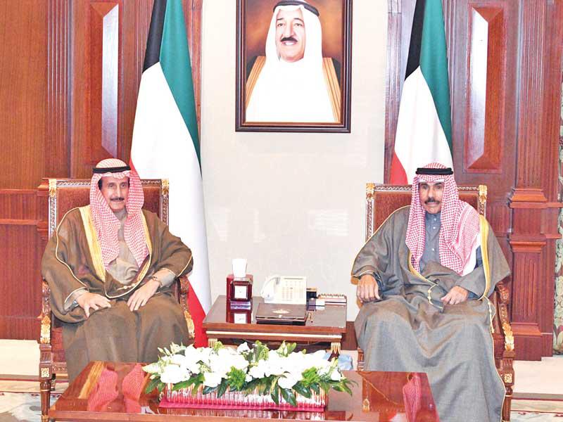 سمو ولي العهد الشيخ نواف الأحمد مستقبلاً الشيخ الدكتور إبراهيم الدعيج أمس