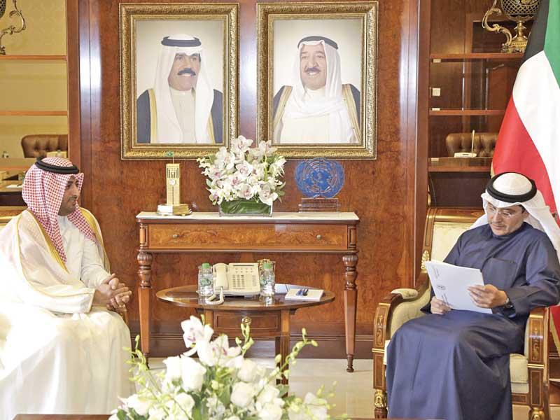 وزير الخارجية الشيخ د. أحمد الناصر أثناء تسلمه رسالة من نائب رئيس مجلس الوزراء وزير الخارجية بدولة قطر الشيخ محمد بن عبدالرحمن أمس