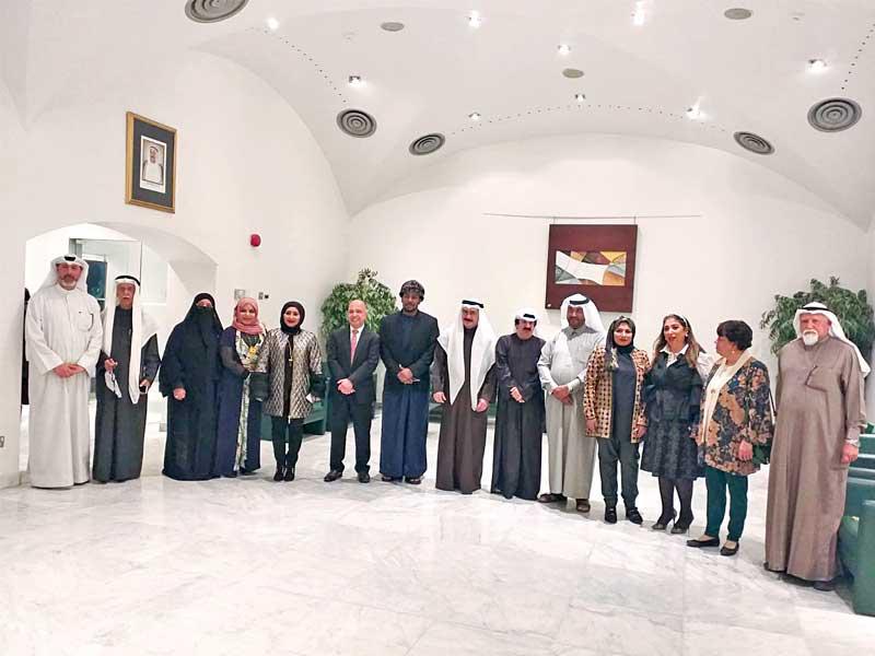 كامل العبدالجليل مع الفنانين في معرض «التعاون»