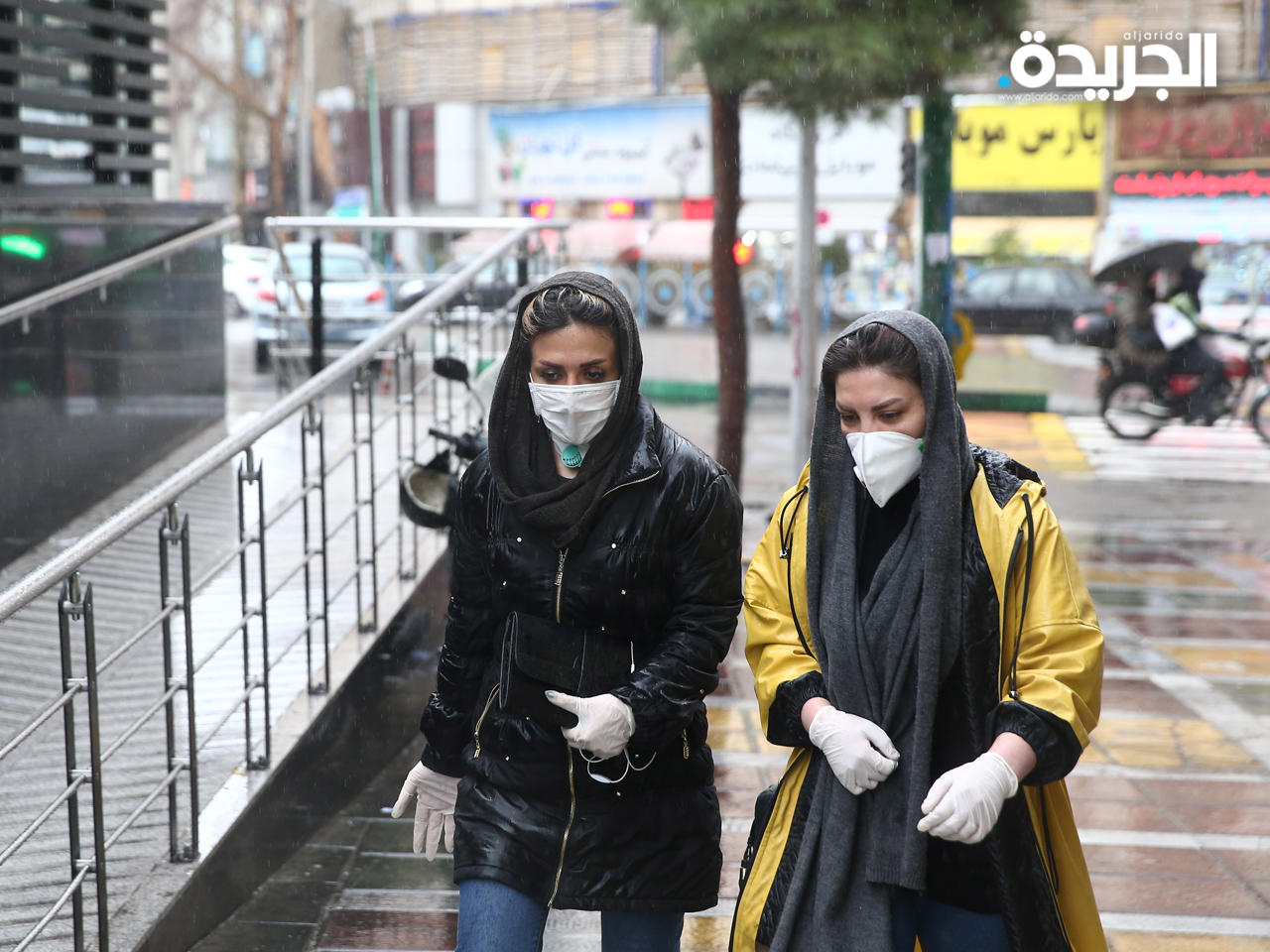 إيرانيتان ترتديان أقنعة واقية في طهران