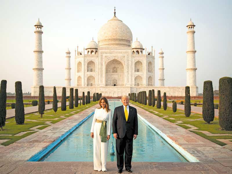 ترامب وميلانيا في تاج محال أمس الأول (رويترز)