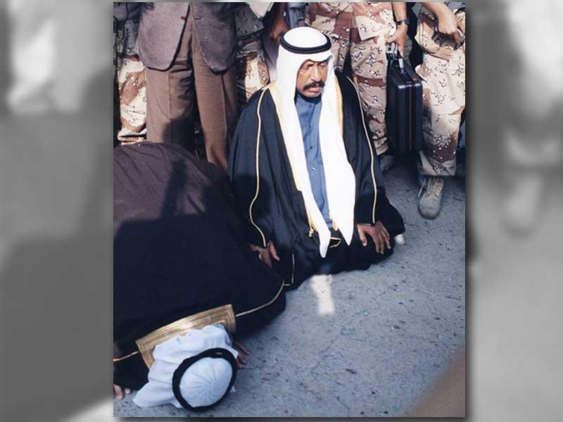 الأمير الراحل الشيخ جابر الأحمد ساجداً لحظة وصوله إلى البلاد بعد تحريرها وفي استقباله الشيخ سعد العبدالله
