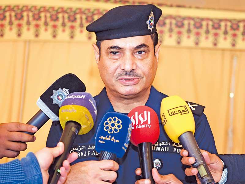 وكيل وزارة الداخلية المساعد لقطاع المؤسسات الإصلاحية وتنفيذ الاحكام اللواء فراج الزعبي متحدثاً للصحافيين