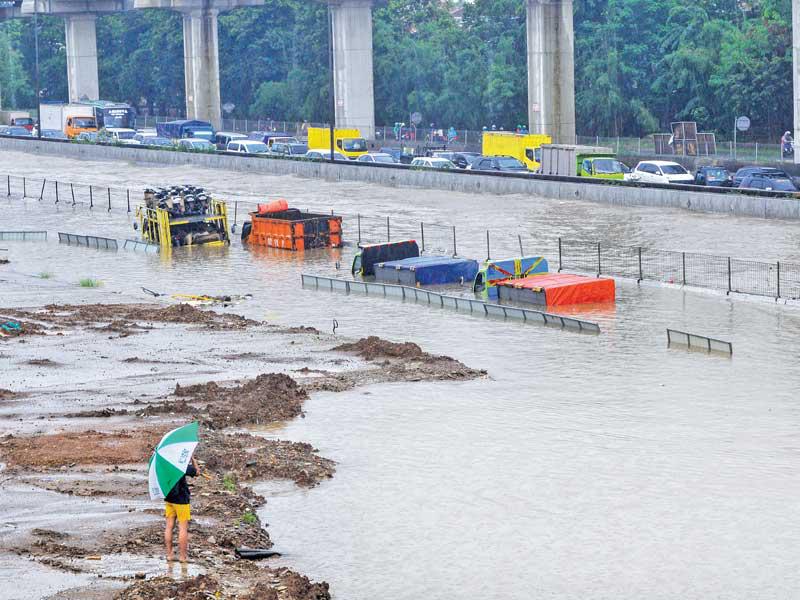 الفياضانات تضرب العاصمة الإندونيسية جاكرتا