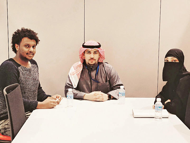  رئيس النادي البيولوجي في كلية العلوم بجامعة الكويت عبدالله المنصوري متوسطاً أعضاء النادي البيولوجي