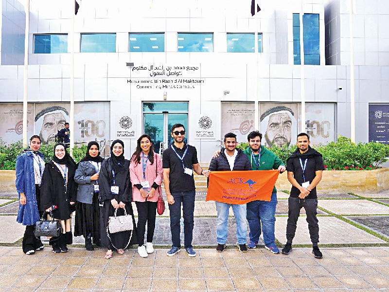 صورة جماعية للطلبة المشاركين في الجولة