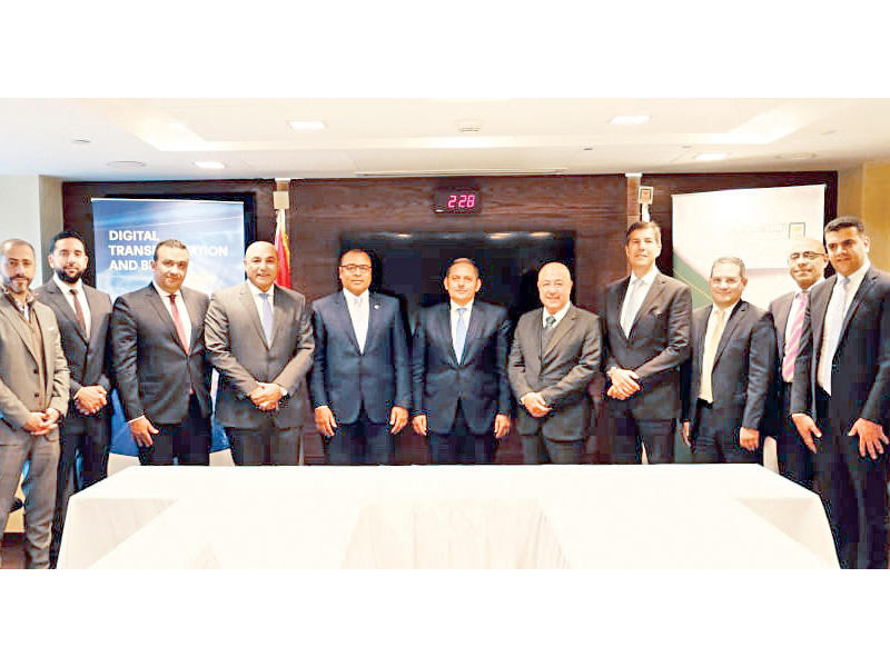 جانب من توقيع العقود