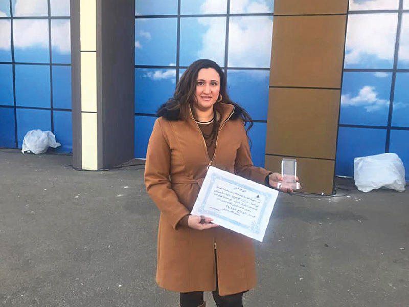 الأديبة المصرية نهى صبحي تحمل جائزتها 