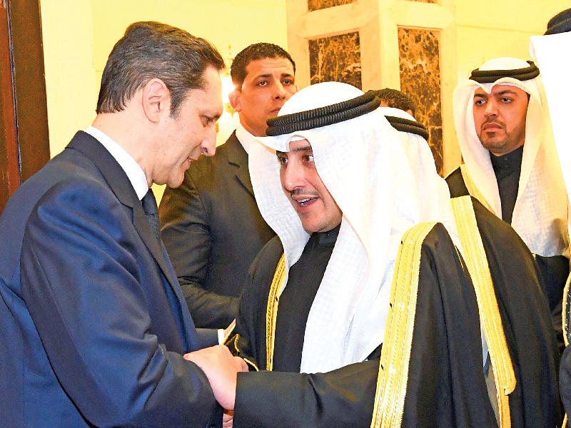 ممثل سمو الأمير مقدماً واجب العزاء لعلاء مبارك أمس الأول 