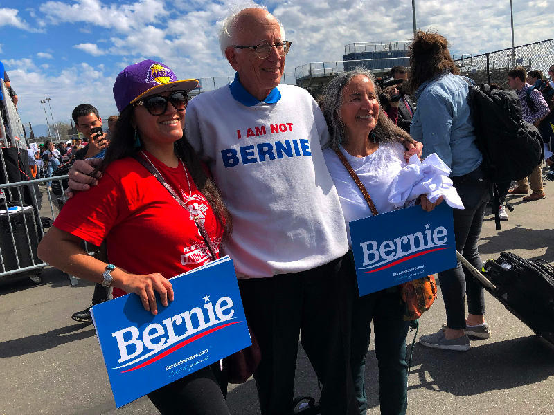 مناصرون لساندرز يلتقطون صورة مع شبيه لمرشحهم يدعى جيف جونز (77 عاماً) في كاليفورنيا  (أ ف ب)