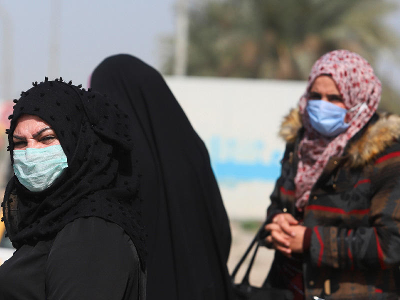 عراقيات يرتدين «أقنعة واقية» وسط بابليون أمس الأول (رويترز)