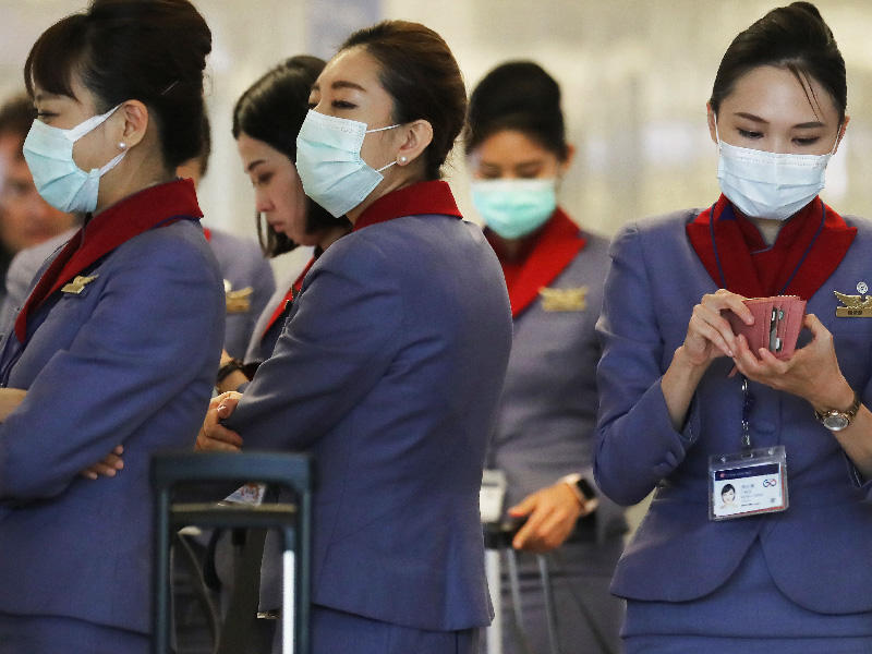 مجموعة مضيفات من الطيران الصيني في مطار لوس أنجلس أمس الأول (ا ف ب)