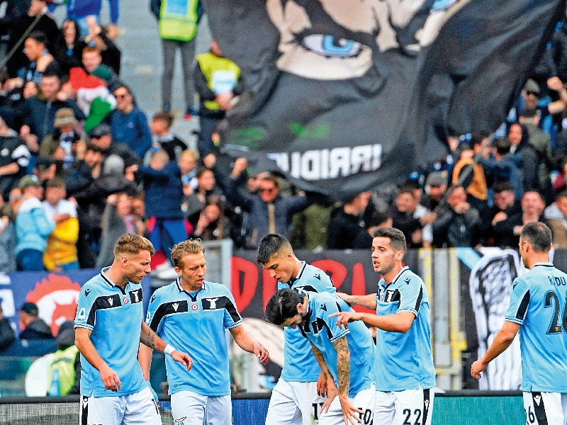 فرحة لاعبي لاتسيو بعد إحراز هدف في مرمى بولونيا