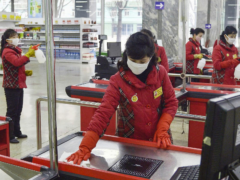 تطهر للوقاية من الإصابات الجديدة بفيروس كورونا في متجر متعدد الأقسام في بيونغ يانغ