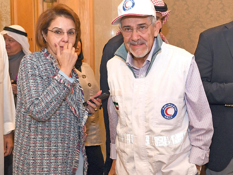  رئيس جمعية الهلال الاحمر هلال الساير والأمينة العامة لجمعية الهلال الأحمر الكويتية مها البرجس خلال المؤتمر الصحافي لـ«الصحة»