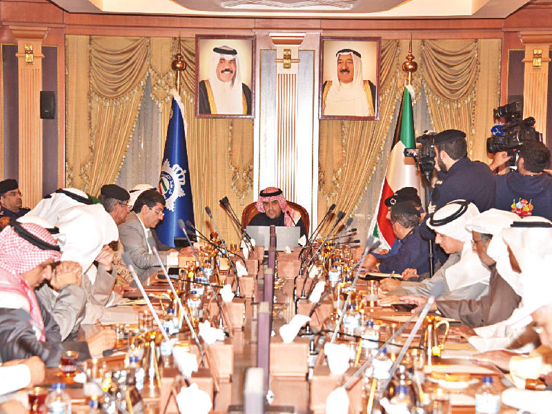  نائب رئيس مجلس الوزراء وزير الداخلية أنس الصالح مترئساً اجتماع لجنة الدفاع المدني 