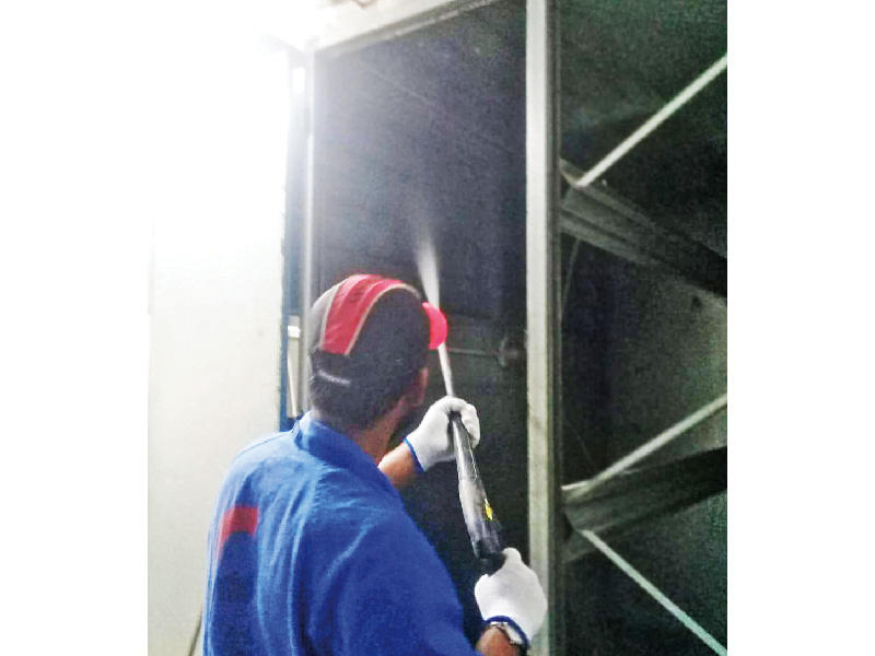 استعدادات جامعة الكويت للوقاية من الوباء بالتعقيم 