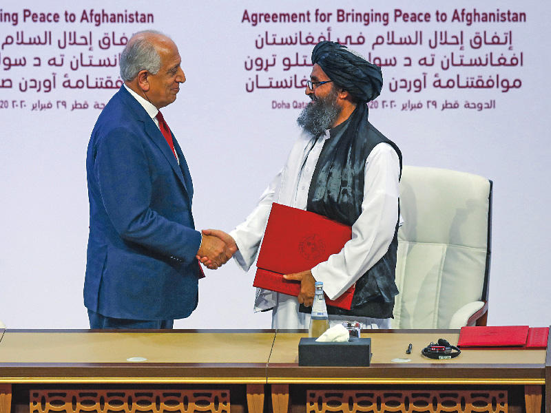 زلماي زاده وبرادر بعد توقيع الاتفاق في الدوحة أمس (أ ف ب)