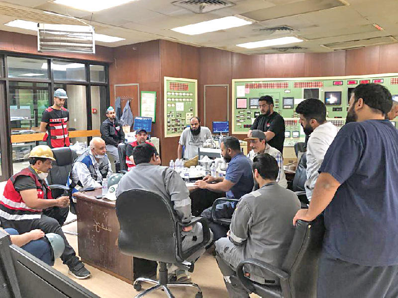 الوكيل المساعد لمحطات القوى الكهربائية، وتقطير المياه في وزارة الكهرباء والماء م. فؤاد العون مستمعاً إلى العاملين في محطة الزور الجنوبي 