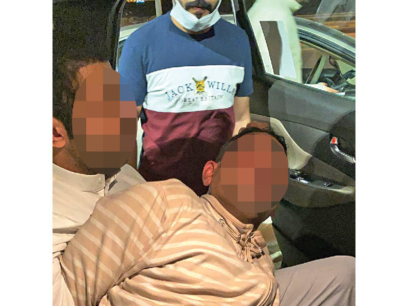 لحظة إلقاء القبض على الجاني الأول