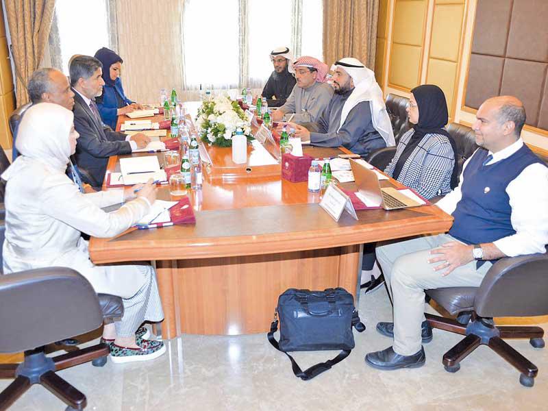 باسل الصباح ومسؤول الصحة العالمية خلال الاجتماع أمس