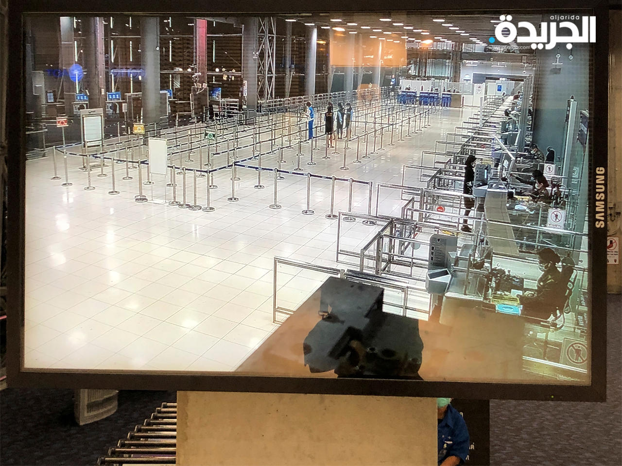 شاشة تظهر صالة الوصول في مطار سوفارنابومي الدولي في بانكوك